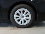 純正のアルミホイール装着車です。タイヤサイズは195/65R15です。