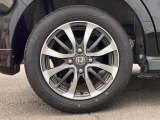 純正アルミホイールです。足元が引き立つので、車全体のイメージがアップしますよ