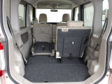 普段使いには十分な広さのラゲッジスペース!後席を倒せばより大きな荷物も載せられます!