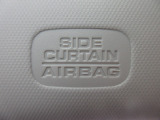 サイドカーテンエアバックシステムは、側面衝突時に大人から子供までさまざまな体格の乗員の頭部や頚部を広範囲で保護。特にセンターピラーへの頭部衝突を防ぐ展開性能を実現しています。