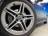 ●純正18インチアルミホイール:輸入車ならではの卓越した走りを支えるホイールと足回りです!日本車の走りに慣れている方にもぜひ体感して頂きたいほど、高いレベルでまとまっています!