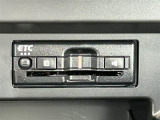 【ETC】有料道路を利用する際に料金所で停止することなく通過できる、ETC車載器(ノンストップ自動料金収受システム機器)が装備されています。セットアップを行うことで利用可能になります。