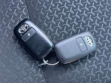 スマートエントリーキーシステムです。鍵を持っていればドアロック、解除、エンジン始動も楽チンです。イチイチ鍵を出す手間も無くなりますよ。悪天候時にも重宝しますね。