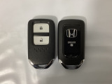 スマートキーを装備しています。鍵を差し込むことなくドアロックの開け閉めと、スタートボタン操作でのエンジンスタートができます。スペアキーも同じものを用意しております。