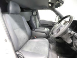 ゆったり室内で運転もしやすいです♪使い勝手の良い配置も考えられています!!