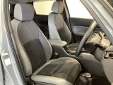 【前席】充分な広さを確保した、快適な前席!インテリアカラーも落ち着いたお色です♪センターアームレストも付いて、リラックスした姿勢で運転していただけます♪
