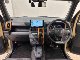 オレンジの差し色&カモフラージュ柄のシートが気分を高める運転席に加えてUV&IRカット機能付きフロントガラスの面積や位置取りが良く、高いアイポイントで前方・右前・左前方向の見通しがいいですよ!