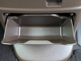 足元には便利なセンターロアボックスを設置。車内を整理しやすく、使い勝手の良さが魅力です。