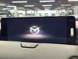 【12.3インチマツダコネクト】車内の雰囲気にマッチした大型ディスプレイ。スマホ接続でのナビ使用やBluetooth再生等、様々な機能が楽しめます。直感的なダイヤル操作が可能で、使い勝手も良好です。