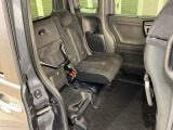後席のシートをスライドさせると、広い荷室空間が生まれます。