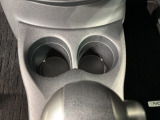 運転席、助手席間にはカップホルダーがあります。