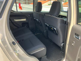 リヤシートも全車消毒済み。足元も広々。ドアには小物を収納できる便利な【リヤポケット】付。