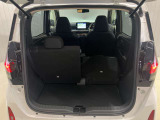 後部座席は分割でシートを倒すことができます。大きな荷物、ゴルフバックも積めます。上質で広々とした室内だから、みんなが心地よく車内で快適に過ごせます♪