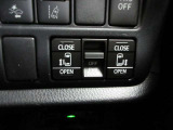 運転席からインパネ部のスイッチを押すだけで、両側スライドドアが自動で開閉します。