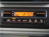 フルオートエアコン搭載。好みの温度に設定するだけで、風向や風量を自動でコントロール!いつでも快適な車内環境に。