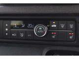 フルオートエアコンを装備しております。車内の温度設定だけでなくPM2.5にも対応した高性能集塵フィルターも装備しており車内はいつも快適空間です。