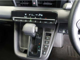 スタイリッシュなデザインのインパネ。各操作スイッチは使いやすい位置に配置されてます。