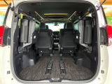 後席を格納すると、これだけの広さが!シーンに合わせたシートアレンジで、大きな荷物も積むことが出来ます♪