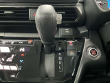 前後の動きだけで簡単に操作できる先進的なデザインの電制シフト。扱いやすく、手に馴染みやすい設計となっています。電子パーキング・オートブレーキホールド付き