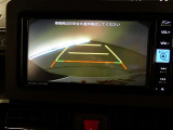 バックガイドモニター付き。車両後方の映像をナビ画面に表示し、駐車などの後退操作をサポートします。