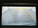 【バックカメラ】ギアをリバースに入れれば自動的にモニターが切り換わるので、車庫入れや後退確認がラクラク OKです!