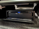 CD/DVDデッキは助手席のシート下にあります!