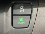 ECON モードをON にするとアクセルペダルの動きに対するエンジンの反応とエアコンの制御を切り換えることで、燃費のいい運転をするドライバーがペダルを踏んだ時と同じようにエンジンを制御します。