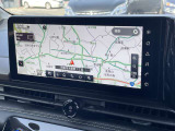 日産純正のカーナビが付いておりますので知らない所でもサポートしますので安心ですね。色々な機能でドライブも快適ですね。