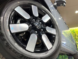 【純正アルミホイール】外観にマッチした純正アルミホイールを装着しております。各種社外アルミホイールや、スタッドレスタイヤも取扱いしております。是非ご相談ください♪