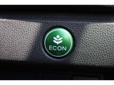 エンジンやエアコンといったクルマ全体の動きを燃費優先で自動制御するECONモード。空調など快適性を優先したいときはスイッチを押してOFFにできます。