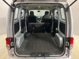 後部座席はシートをたおすことができます。大きな荷物も積めます。