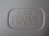 サイドカーテンエアバックシステムは、側面衝突時に大人から子供までさまざまな体格の乗員の頭部や頚部を広範囲で保護。特にセンターピラーへの頭部衝突を防ぐ展開性能を実現しています。