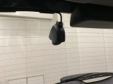 後方にもドライブレコーダーのカメラが付いています。前後両方でお車の周りを監視・記録いたします。