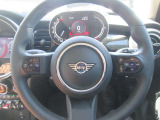 マルチファンクションステアリング装備。