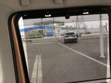 左右のスライドドアにはロールサンシェードが装備されていて、日ざしが眩しい時などにスッと引き出せます。日ざしが気になりません♪
