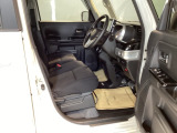 【ベンチシート】運転席と助手席の移動もスムーズ!狭い駐車場での乗り降りや、お子様の乗り降りにも便利です。座席の間にコンソールボックスやドリンクホルダーがないため、車内空間が広く感じます。