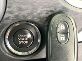【キーレススタートシステム】カバンやポケットに入れたままでもドアの施錠・解錠が可能なスマートキーを装備。エンジンのオン・オフ時もカギを取り出す必要が無いからとっても便利です♪