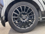 アルミホイールです。足元が引き立つので、車全体のイメージがアップしますよ
