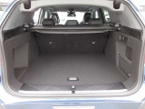 トランクルームは、スペース的にも十分な広さではないでしょうか。後部座席のシートを倒す事もできますので、大きい荷物の収納も可能です。