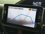 【バックガイドモニター】車両後方の映像をナビ画面に表示し、駐車などの後退操作をサポートします。