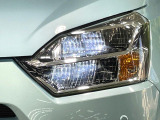 【LEDヘッドライト】悪天候や夜間走行時も良好な視界を確保し安心して運転できる高輝度LEDヘッドライトを装備!点灯速度が早く、消費電力も抑えられています。