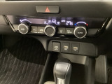 オートエアコンがついてますので、簡単操作で快適に過ごせます。リア熱線のスイッチの中に、雪道に対応したサイドミラーヒーターも入っています。