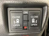 リアドアは乗り降りに便利な両側電動スライドドアです。また運転席に座っていながらスイッチ操作で自在にスライドドアを開け閉めできます。