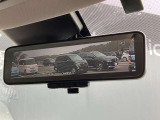 クリアな後方視界を実現。乗員、ヘッドレスト、積載物などで、さえぎられがちなルームミラーの後方視界を、クリアに保ちます。車内の状況に関わらず、車両後方にあるカメラの映像をルームミラーに映し出します