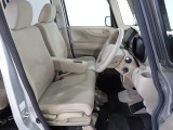 フロントシートはベンチシートです、運転席と助手席の移動が簡単です。真ん中にはアームレストも装備されています! また運転席シートの高さも調整できます。