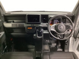 車内は光触媒抗菌消臭施工済です。インパネ周りはスタイリッシュなデザインです。グローブボックスやカップホルダーのほかにトレーなどたくさんの収納スペースが付いています。
