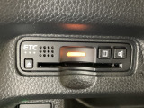 ハンドルの左下にETCがついています。高速道路の料金所の通過も楽々です。 カードの取り出しもしやすい場所についています。