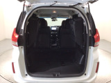 3列目シートを跳ね上げればラゲッジスペースを更に広く使えます。