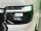 【LEDヘッドライト】悪天候や夜間走行時も良好な視界を確保し安心して運転できる高輝度LEDヘッドライトを装備!点灯速度が早く、消費電力も抑えられています。