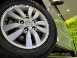【純正15インチアルミホイール】外観にマッチした純正アルミホイールを装着しております。各種社外アルミホイールや、スタッドレスタイヤも取扱いしております。是非ご相談ください♪